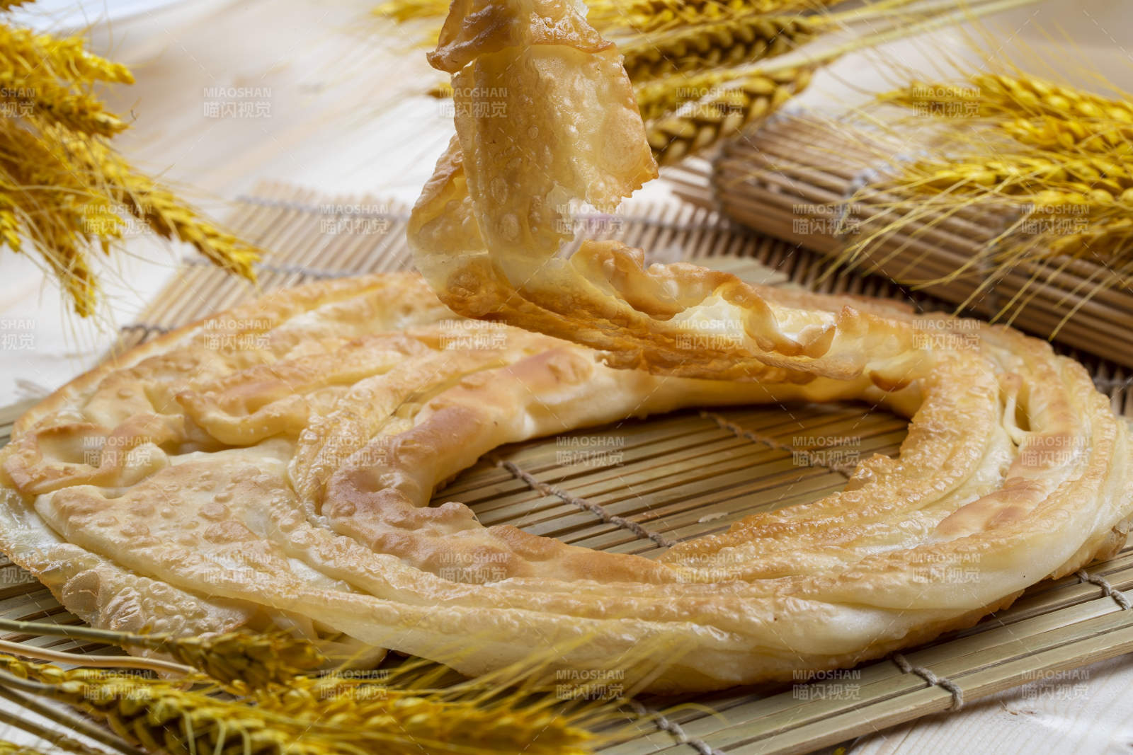 寿司帘上的乾坤手抓饼