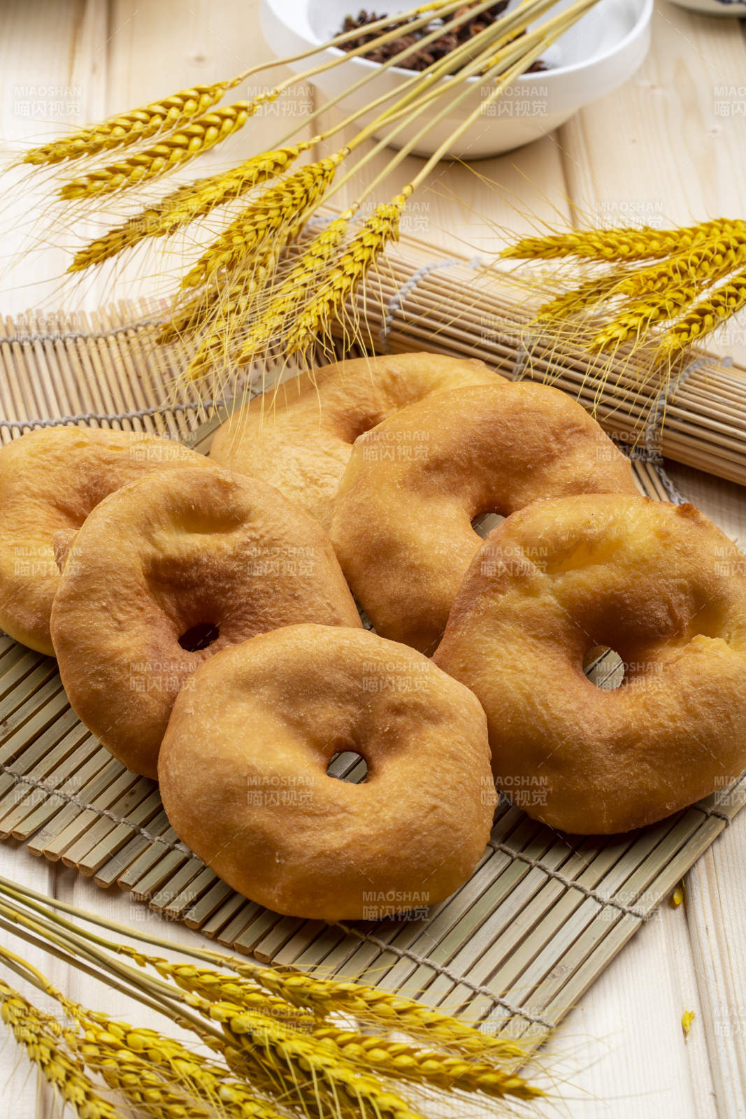 壽司簾上擺放的香炸小油餅