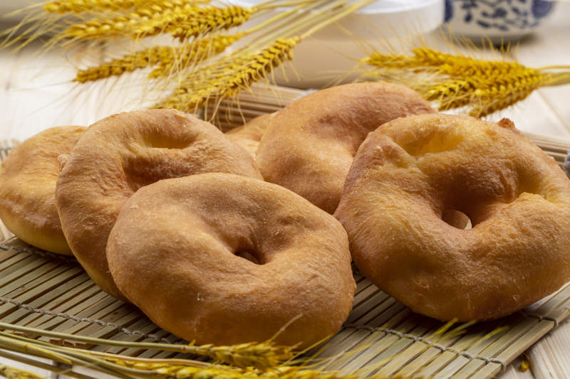 寿司帘上摆放的香炸小油饼