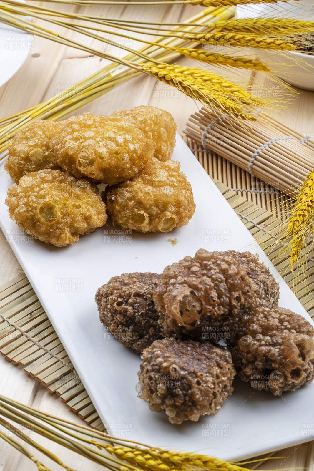 白色盘装的双色油炸糕