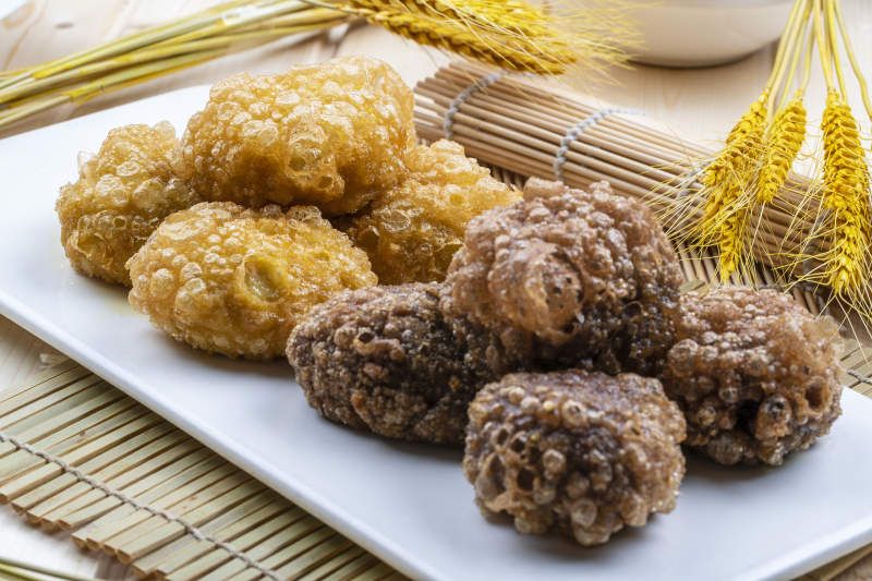 白色盘装的双色油炸糕