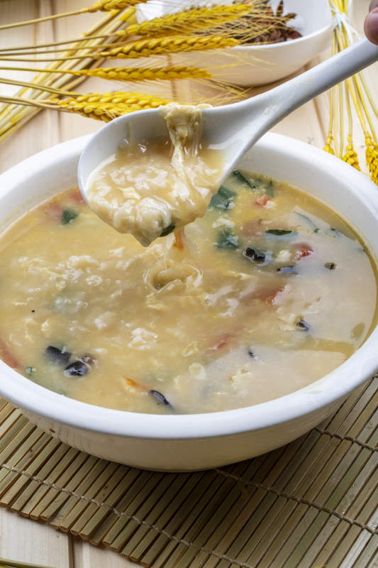 白瓷盆裝的傳統主食白面疙瘩湯