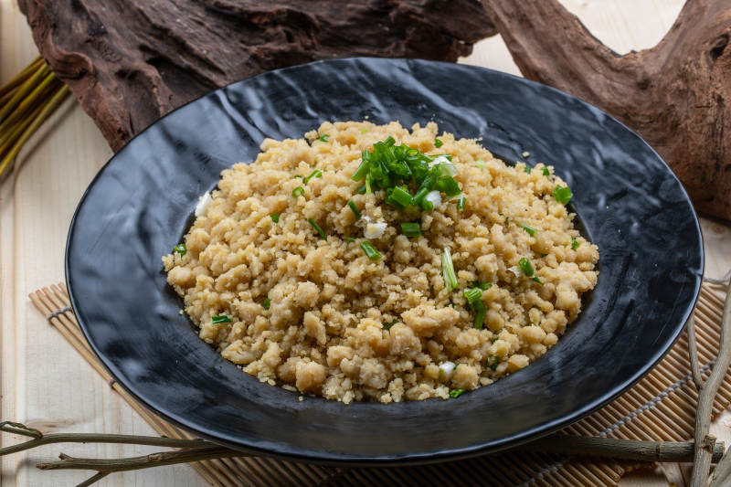 黑瓷盤裝的壩上美食炒傀儡