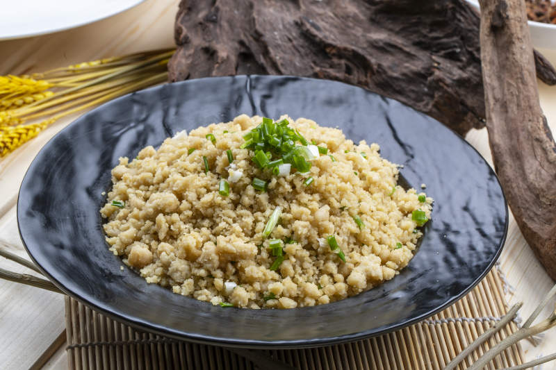 黑瓷盤裝的壩上美食炒傀儡