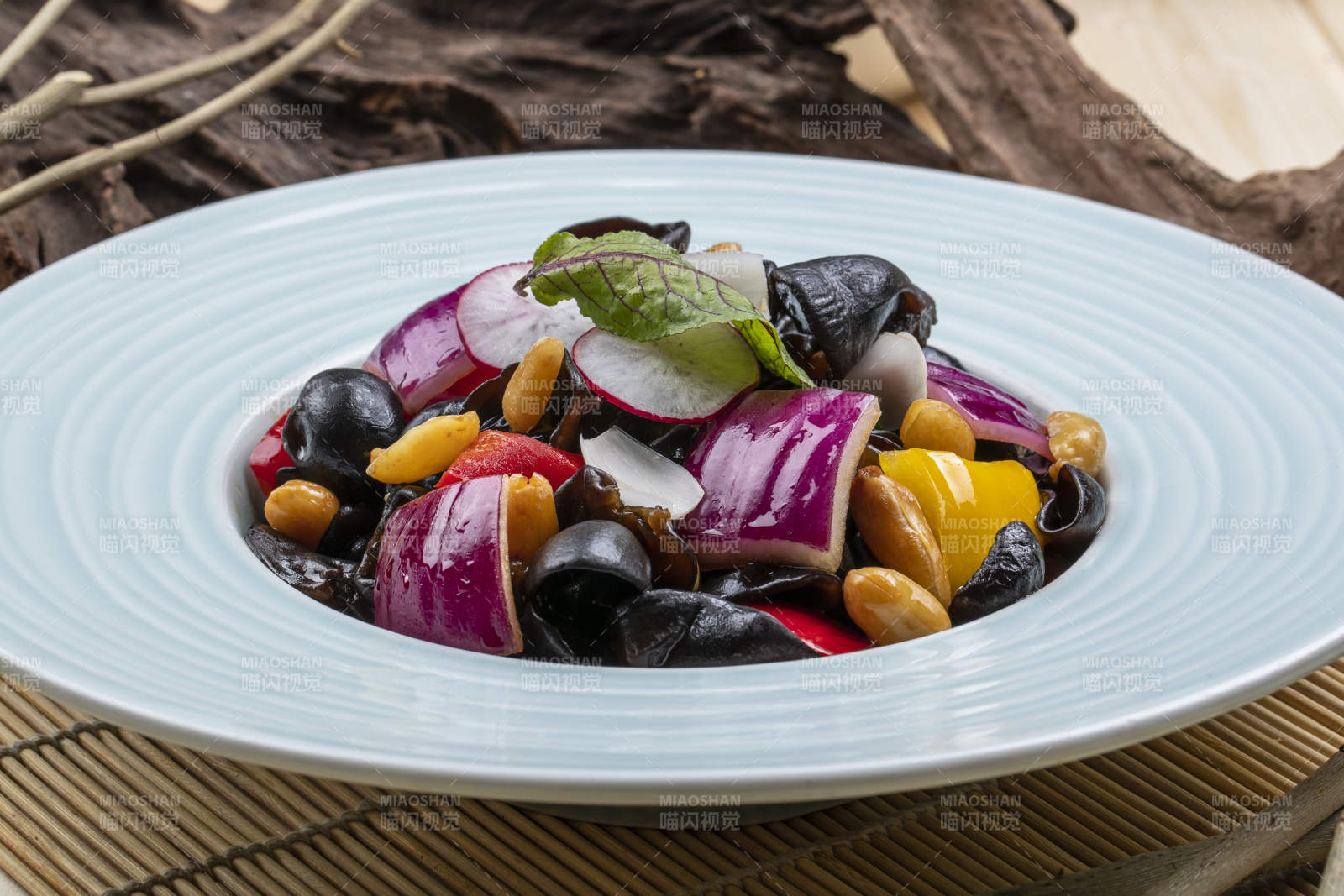 浇汁木耳银杏洋葱拌彩椒