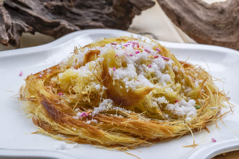 白色瓷盘装的一窝丝烧饼