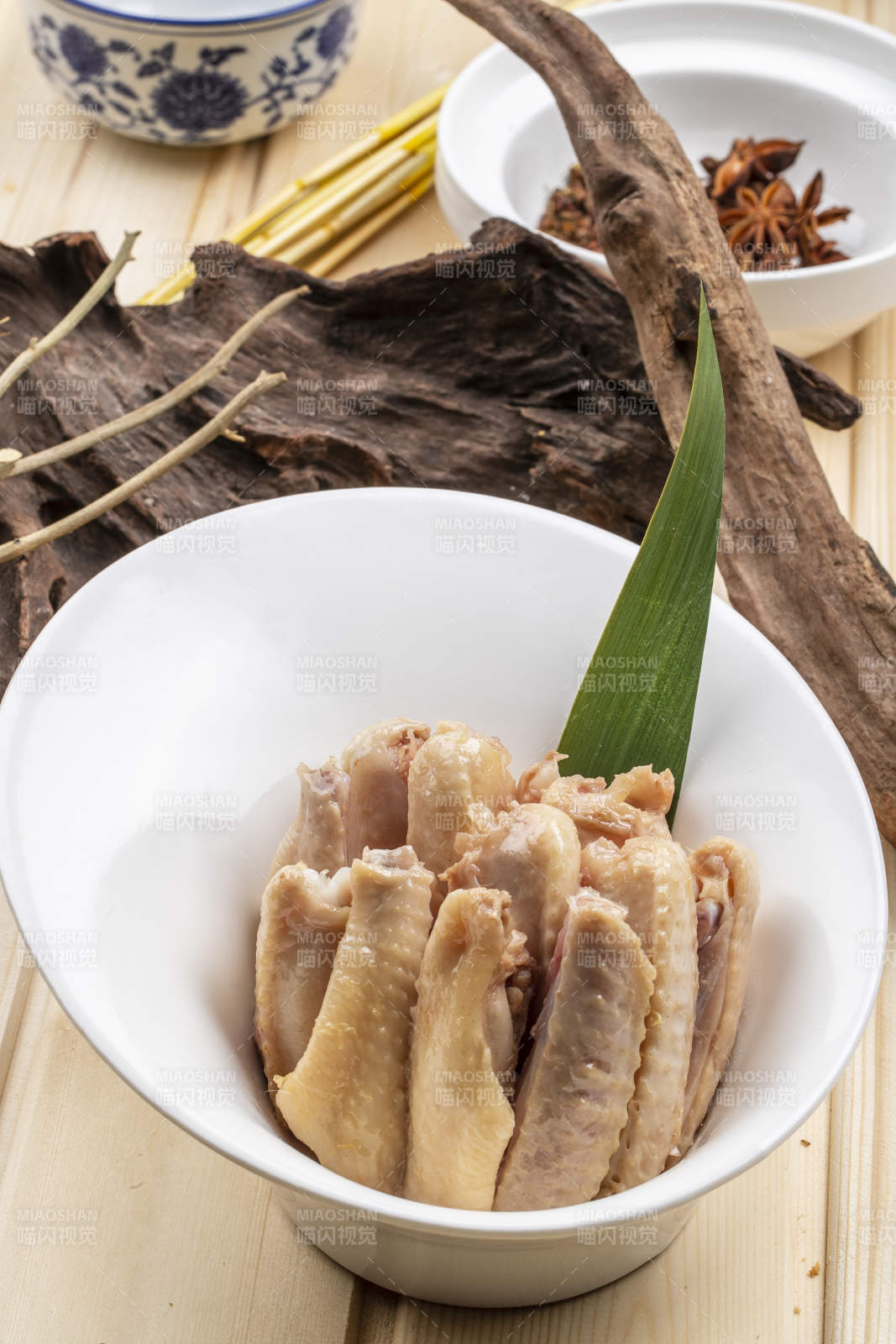白色瓷碗裝的鹽水鴨翅