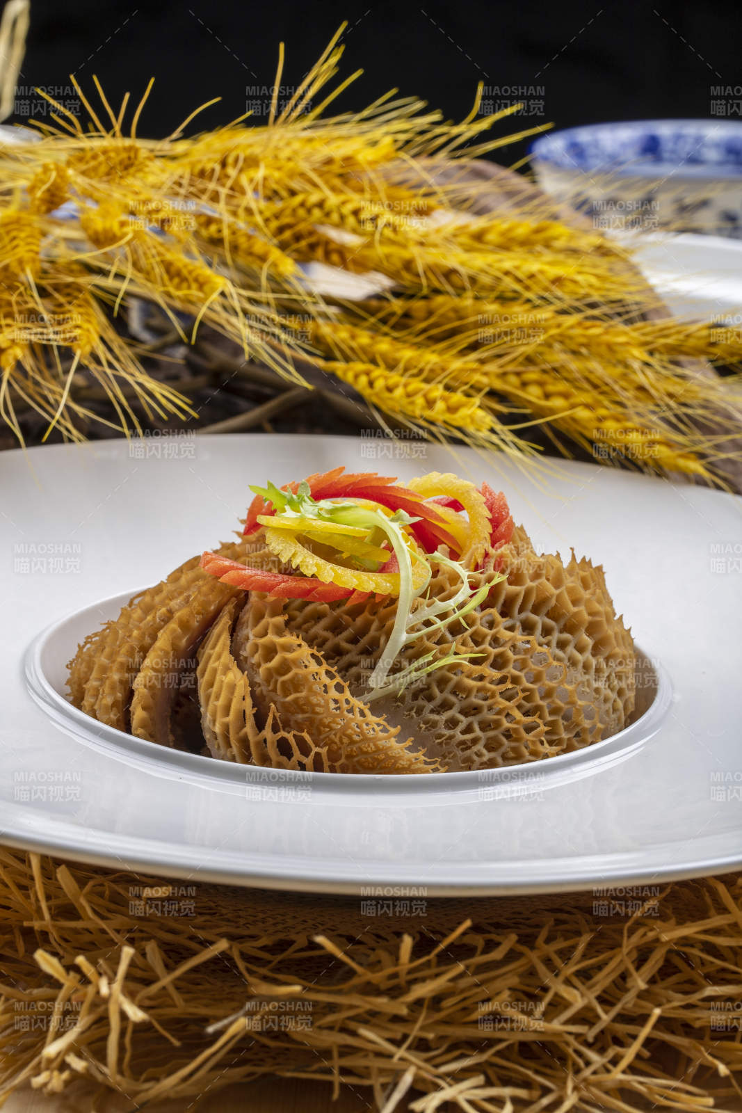 白色瓷盘装的卤水金钱肚