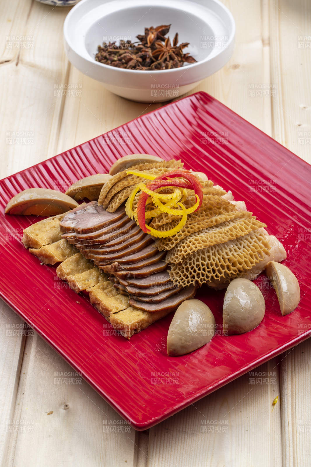 桑拿纳木板上的卤水拼盘