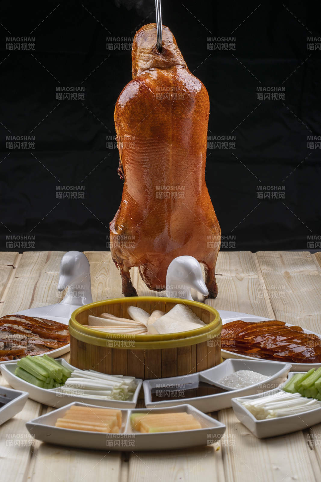 桑拿木质板上的北京烤鸭