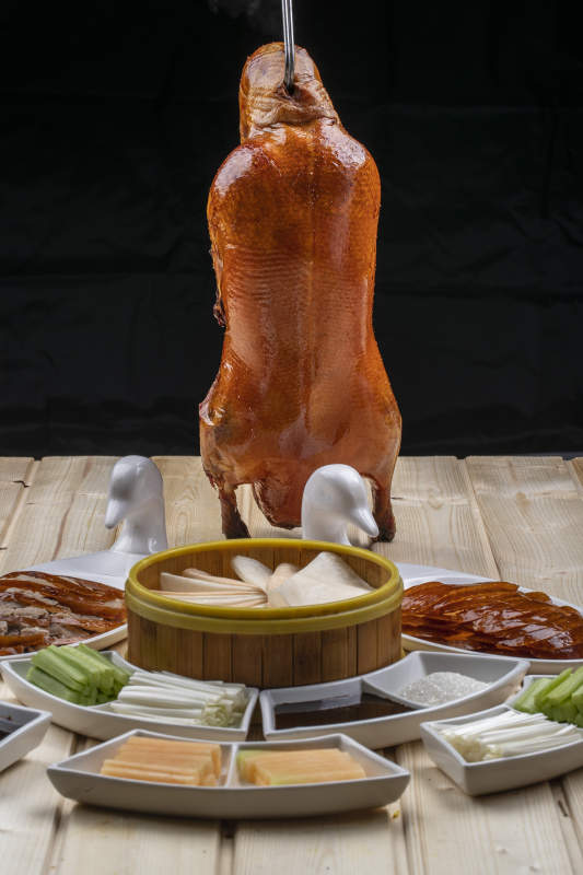 桑拿木质板上的北京烤鸭