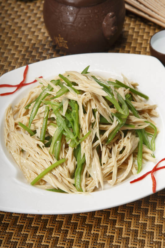 菱形瓷盘装的凉拌腐竹丝