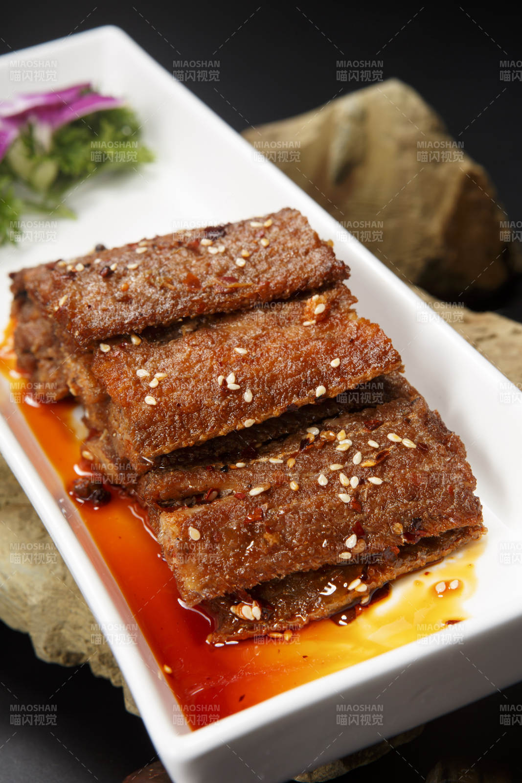 白色瓷盘装的香酥带鱼