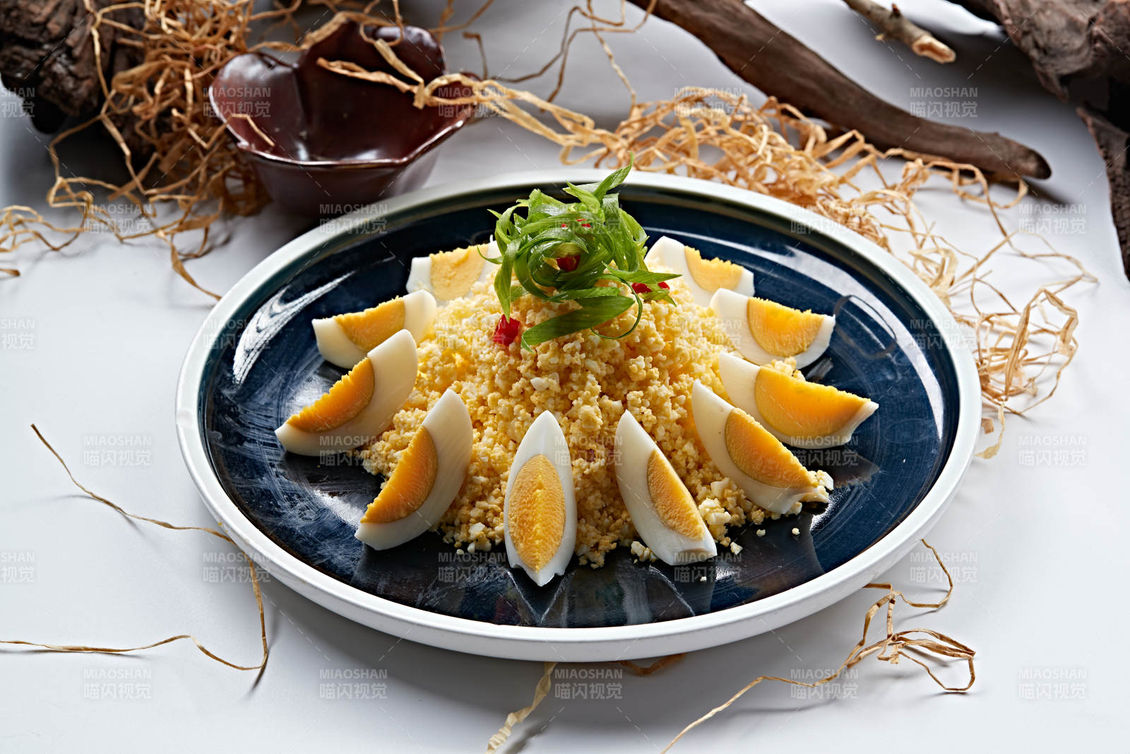 鸡蛋碎配水煮蛋