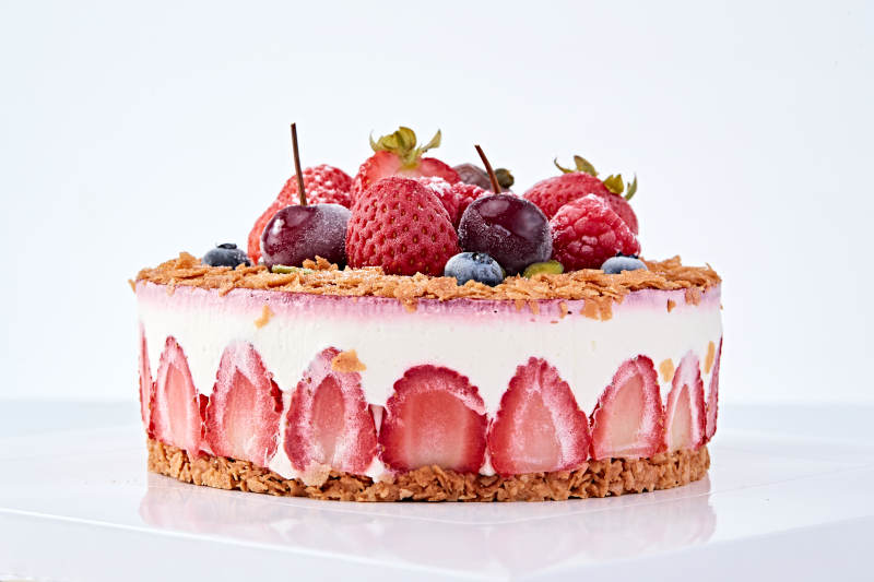 鲜水果点缀的鲜奶慕斯草莓烤坚果生日蛋糕