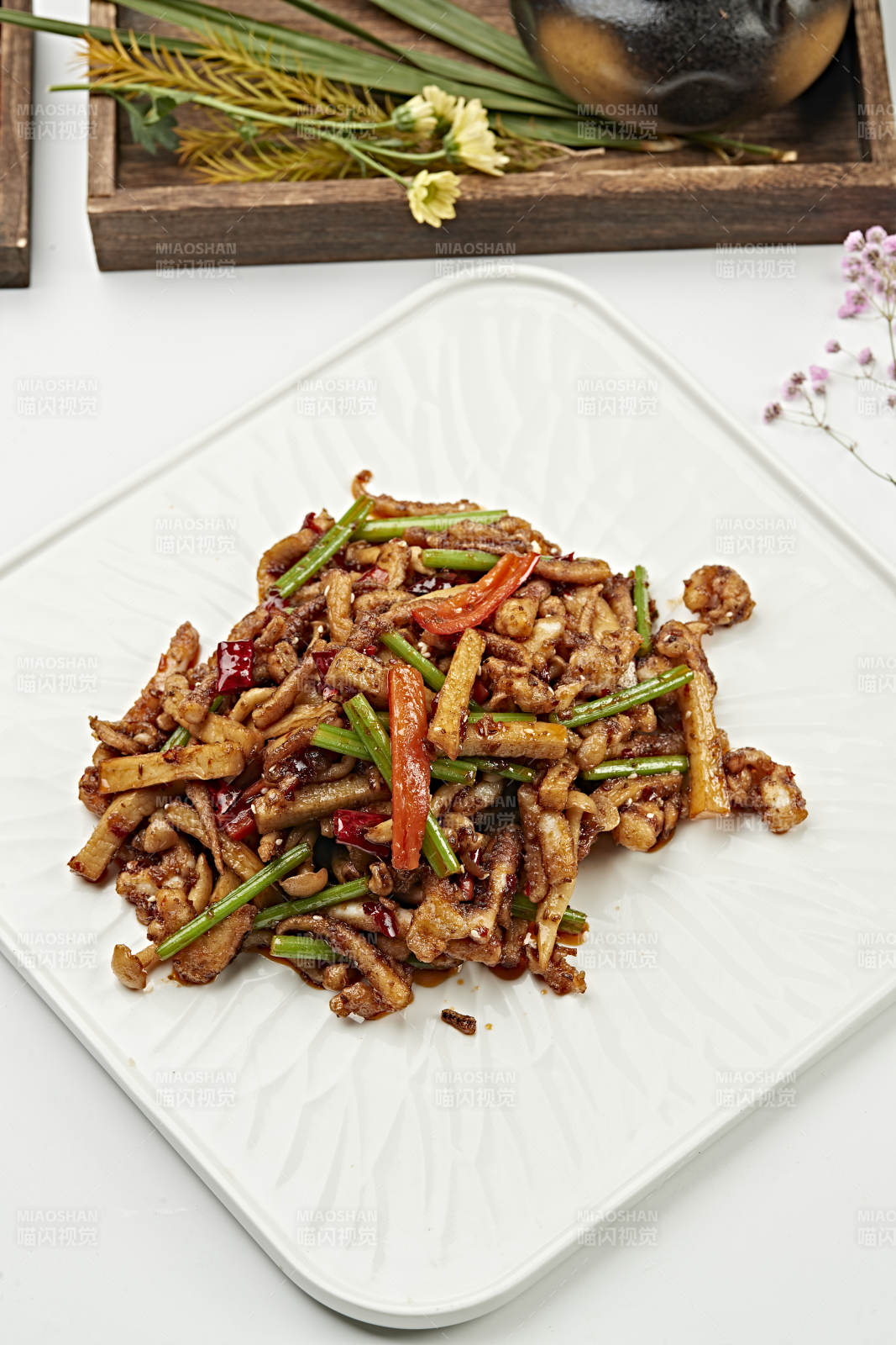 香辣爆炒杏鲍菇海鲜菇西芹彩椒鱿鱼须