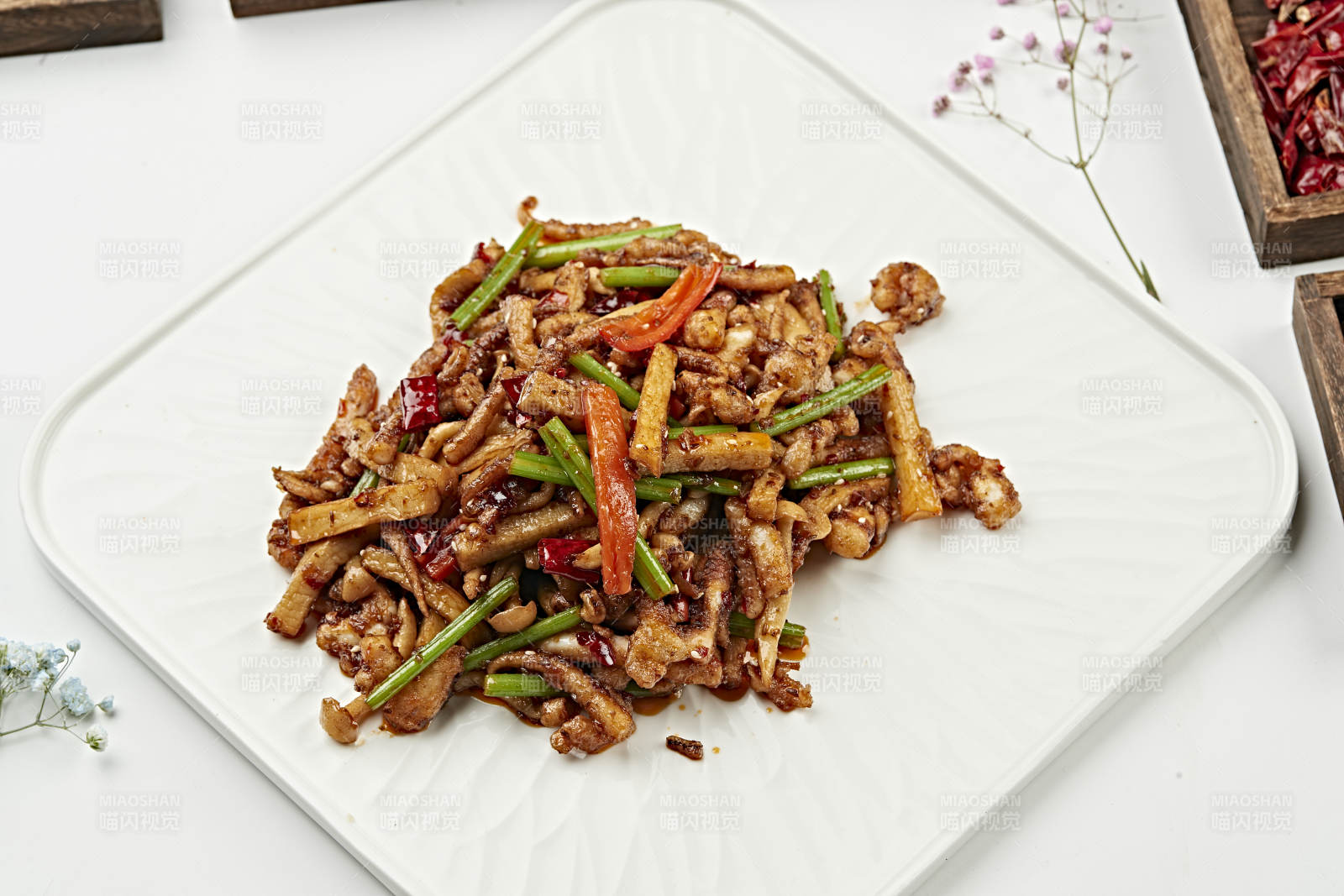 香辣爆炒杏鲍菇海鲜菇西芹彩椒鱿鱼须