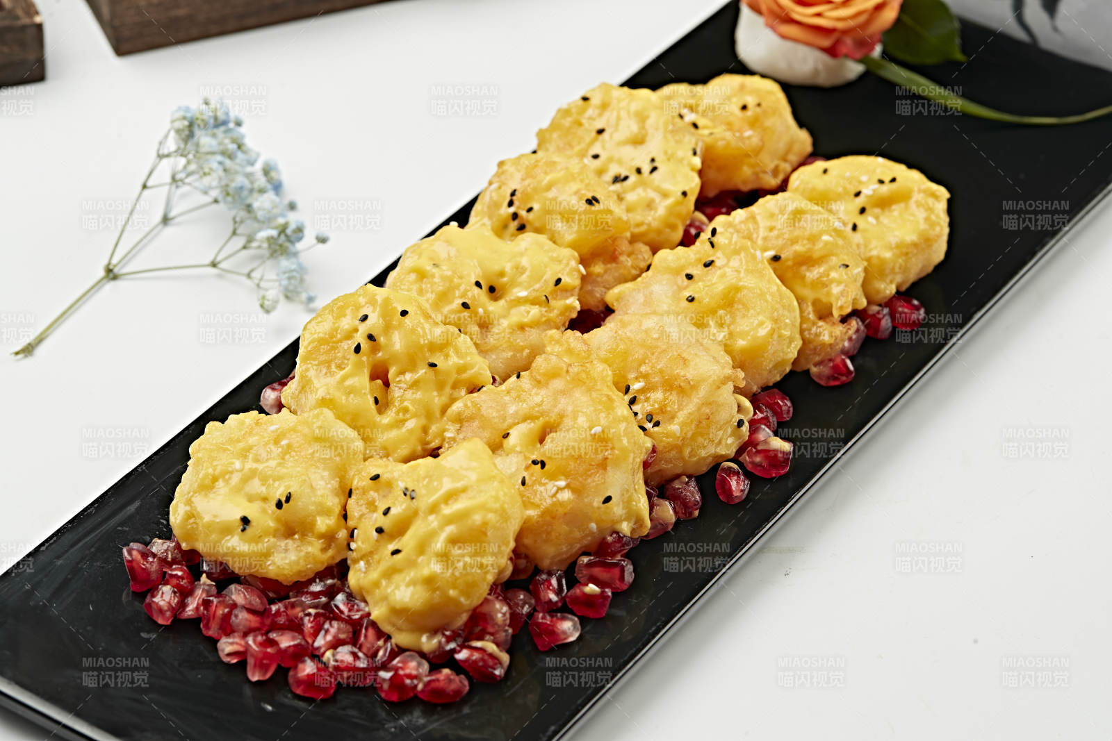 石榴籽配蜂蜜芥末油炸大蝦球