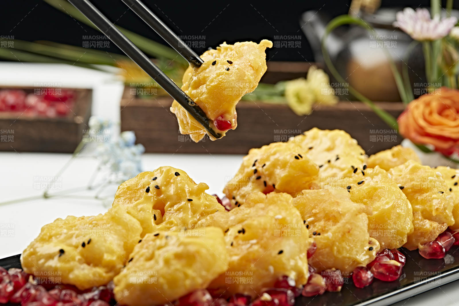 石榴籽配蜂蜜芥末油炸大蝦球