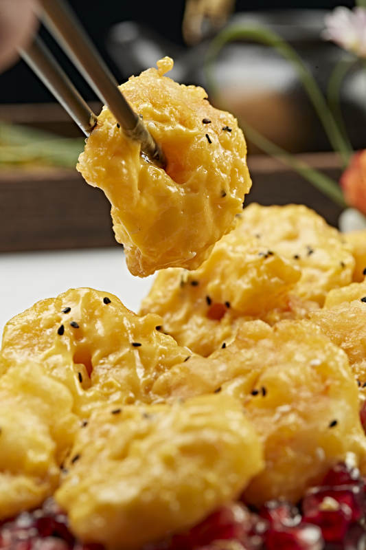 石榴籽配蜂蜜芥末油炸大虾球