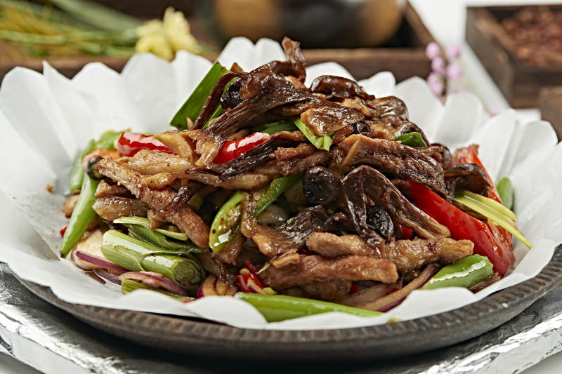 铁板葱香彩椒松蘑猪里脊丝