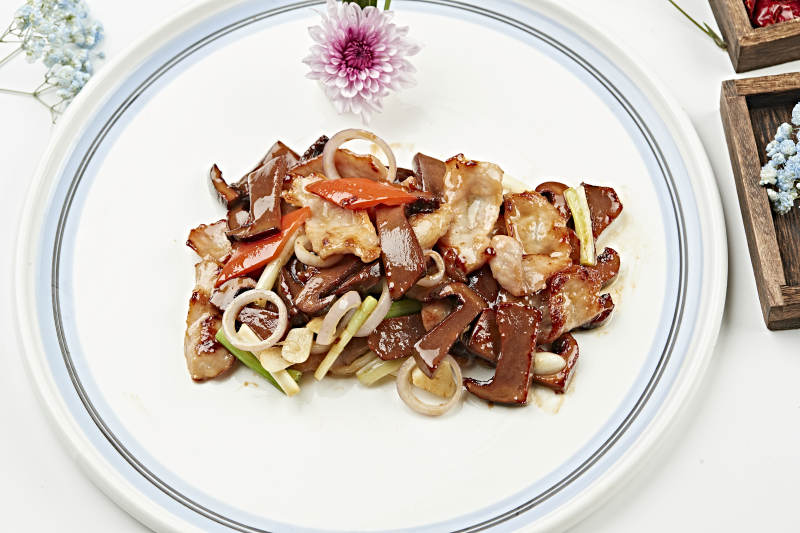 五花肉片炒红松菇