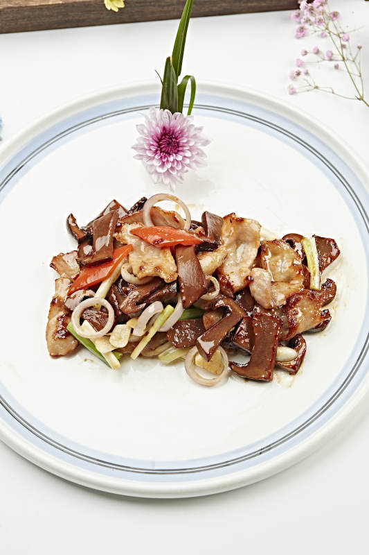 五花肉片炒红松菇