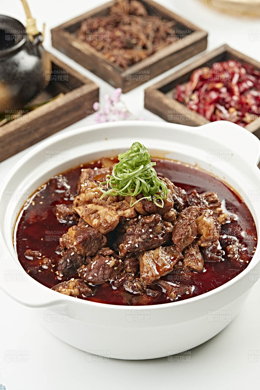 砂锅红油香辣烧牛腩