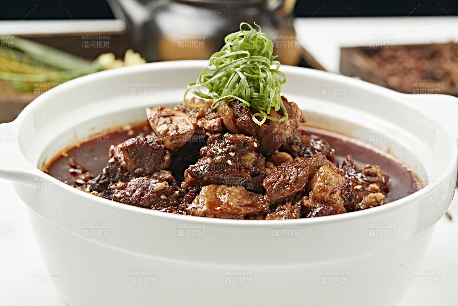 砂锅红油香辣烧牛腩