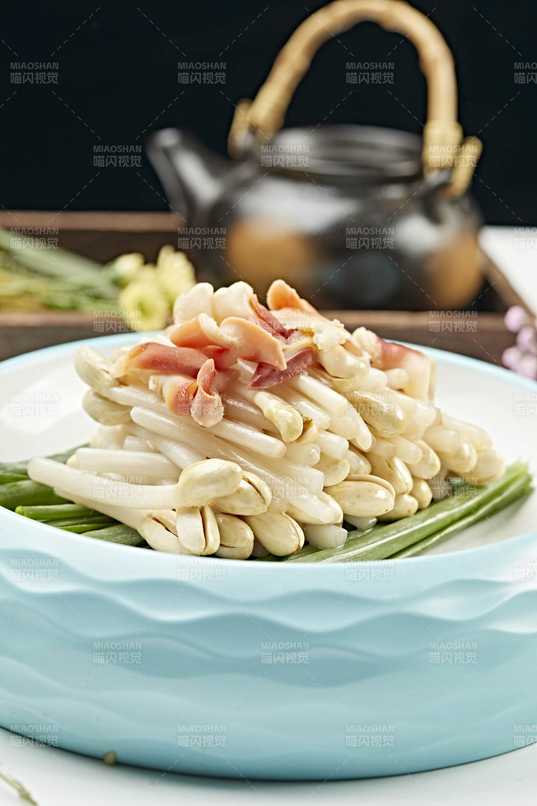 浇汁凉拌花生苗配北极贝尖