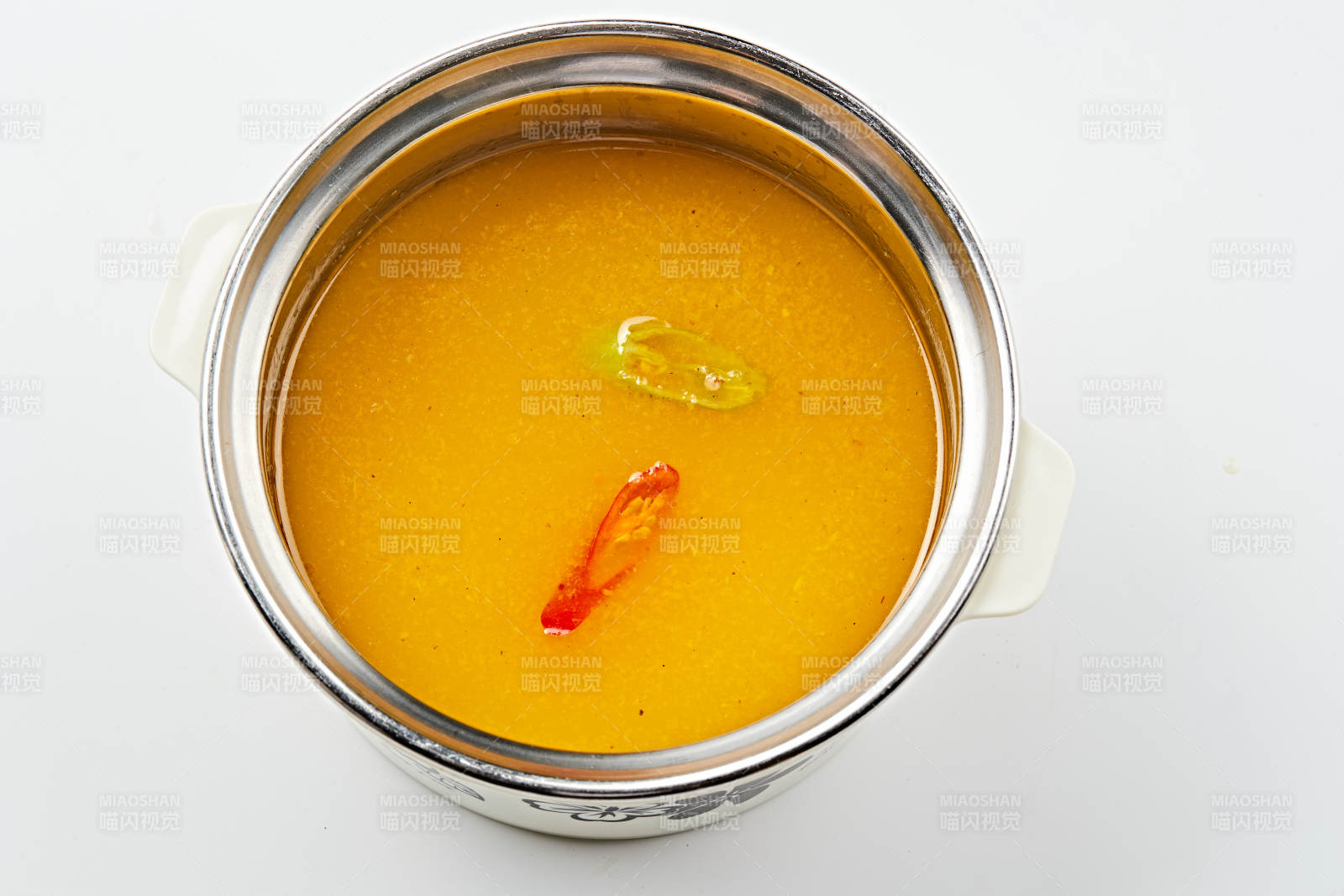 白色瓷盘装的的顶级肥牛切片