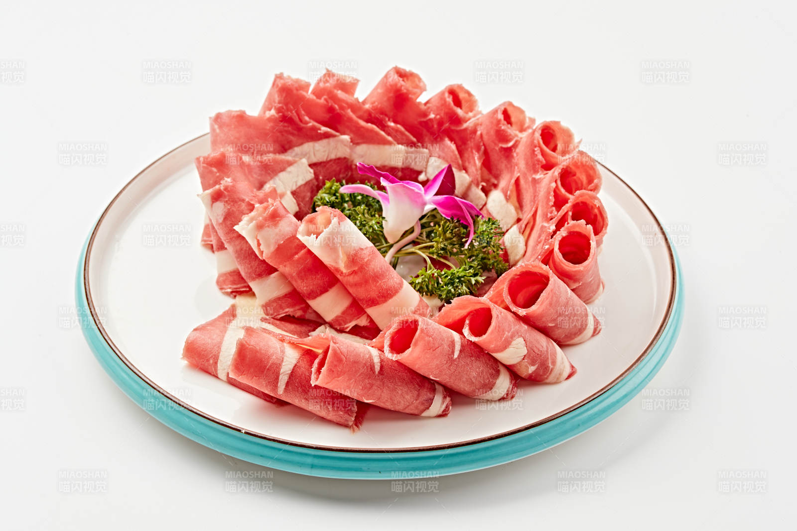 白色瓷盘装的的顶级肥牛切片