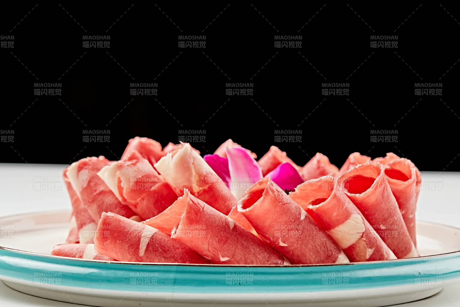 白色瓷盘装的的顶级肥牛切片