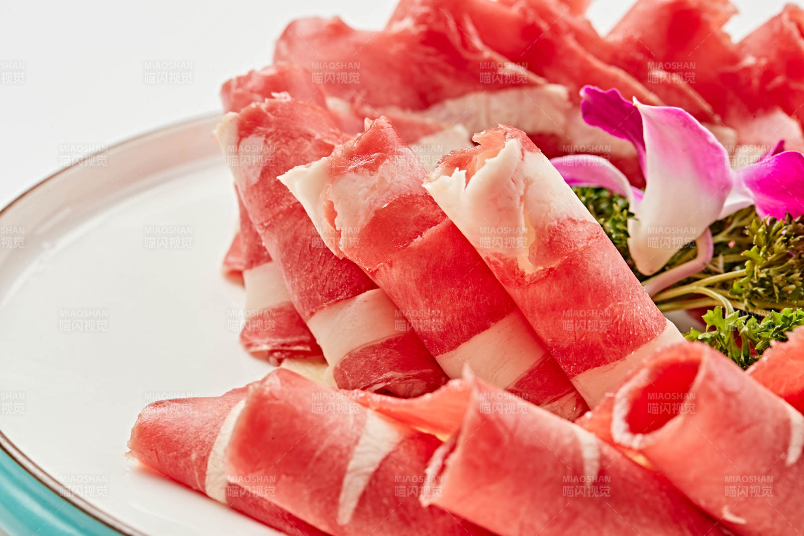 白色瓷盘装的顶级俄罗斯银鳕鱼切片