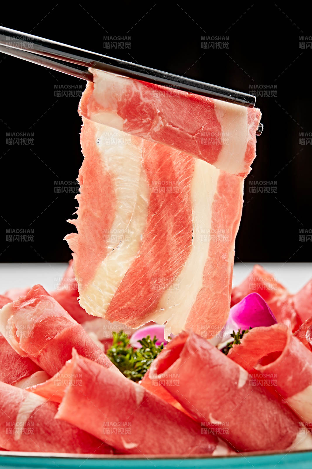 白色瓷盘装的顶级俄罗斯银鳕鱼切片