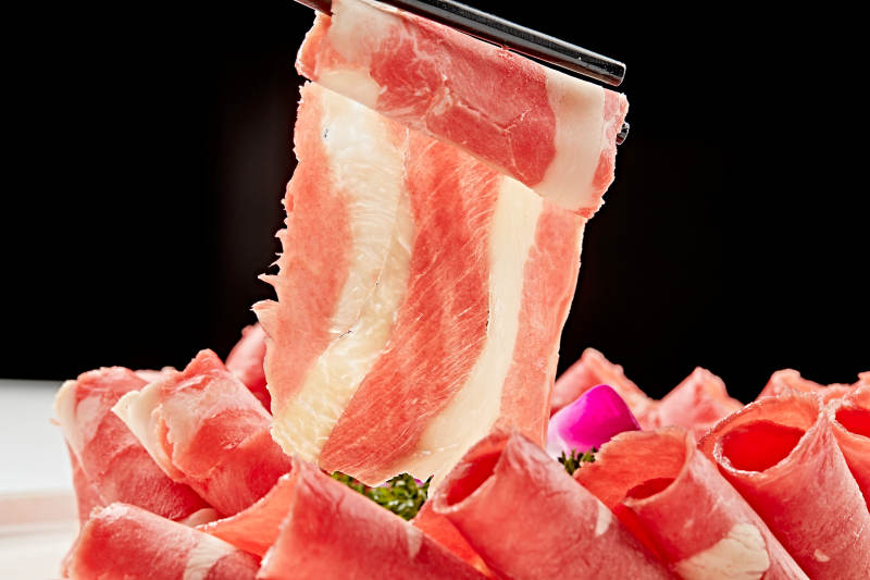 白色瓷盘装的顶级俄罗斯银鳕鱼切片