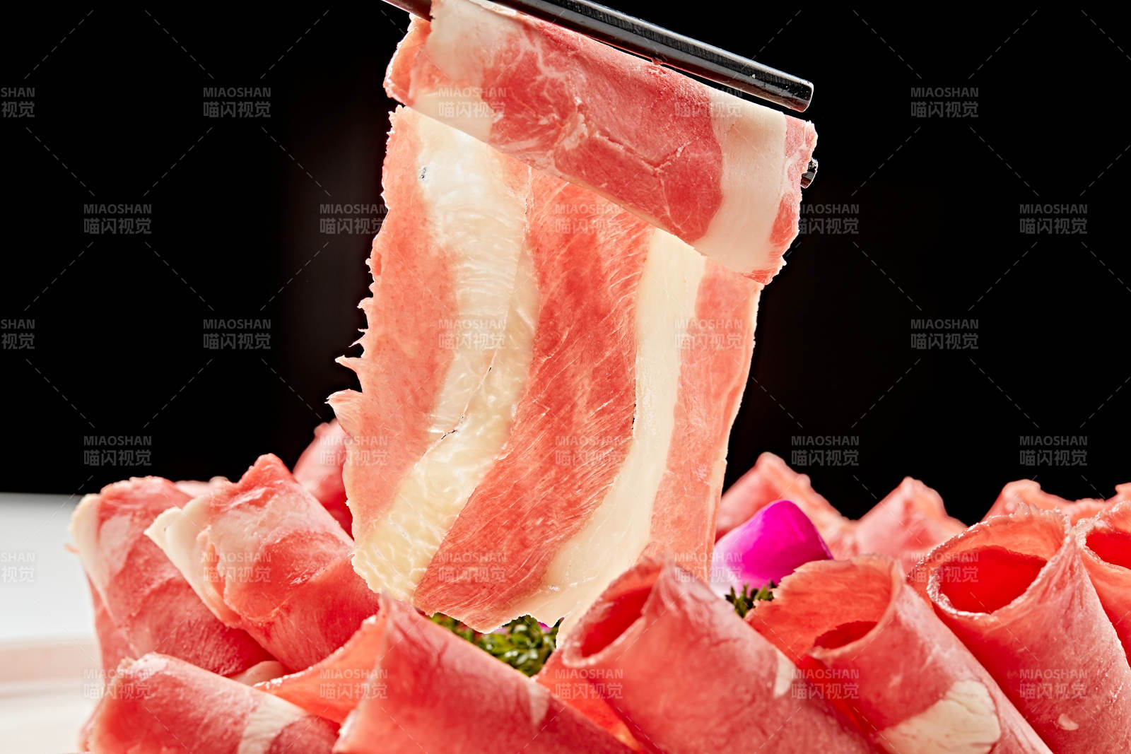 白色瓷盘装的顶级俄罗斯银鳕鱼切片