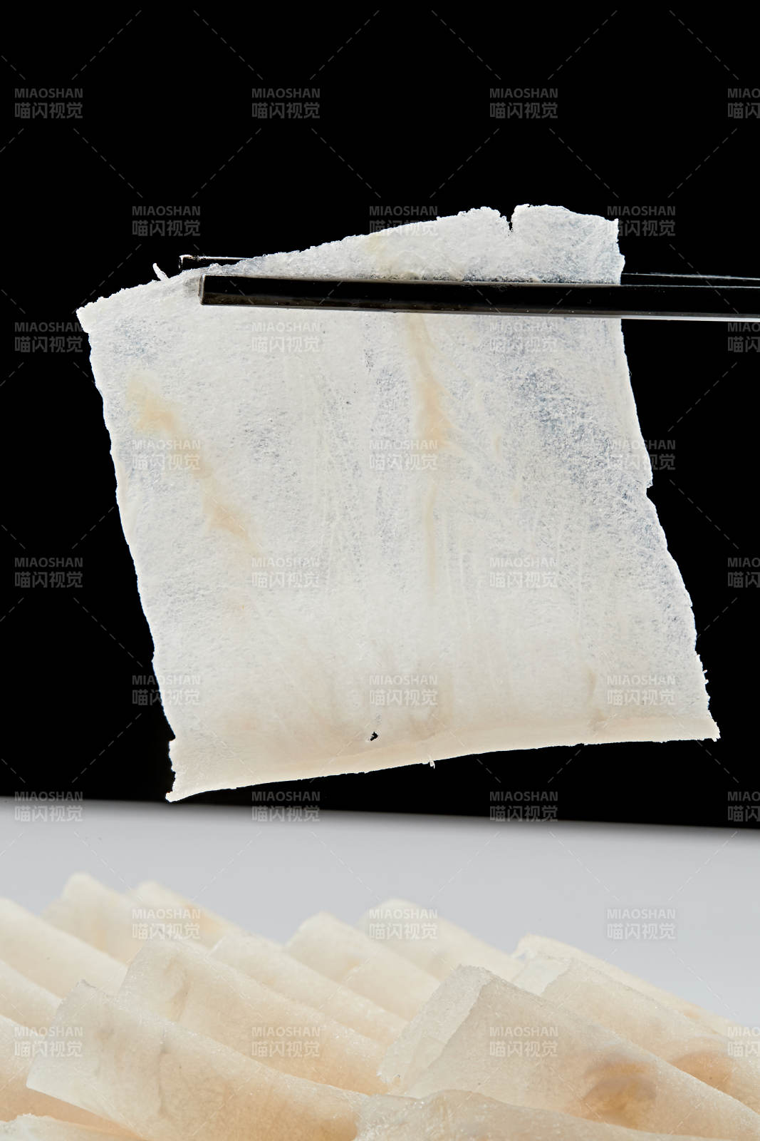 白色瓷盘装的的顶级肥牛切片