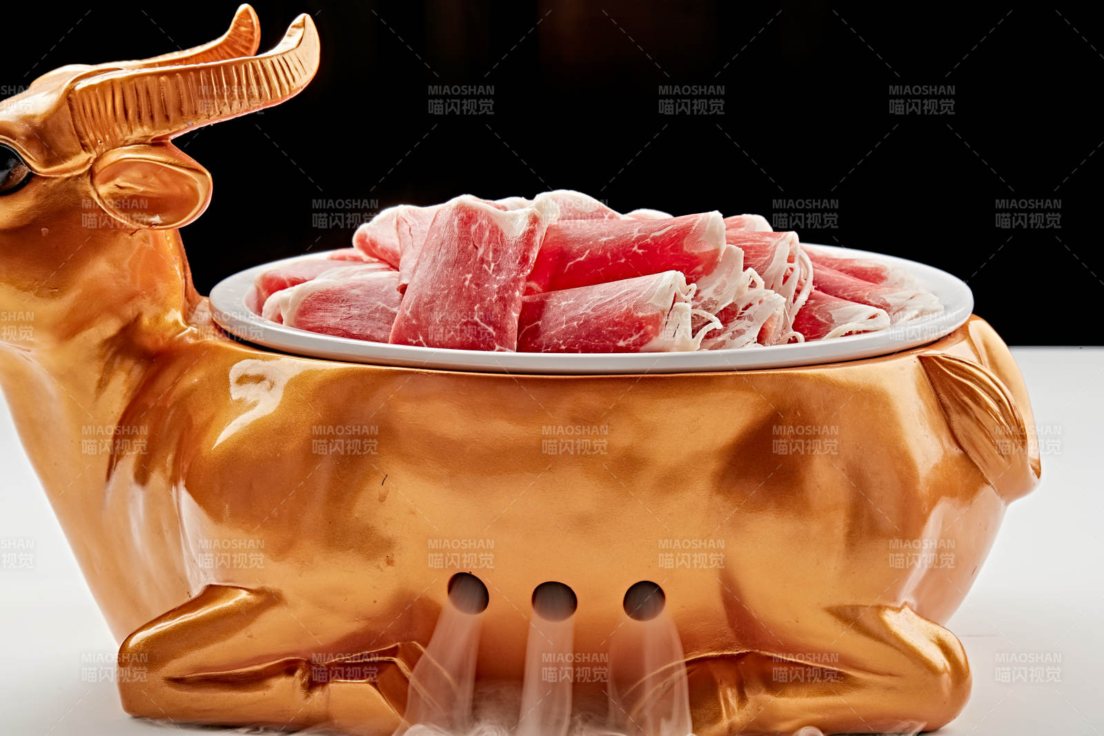 白色瓷盘装的的顶级肥牛切片