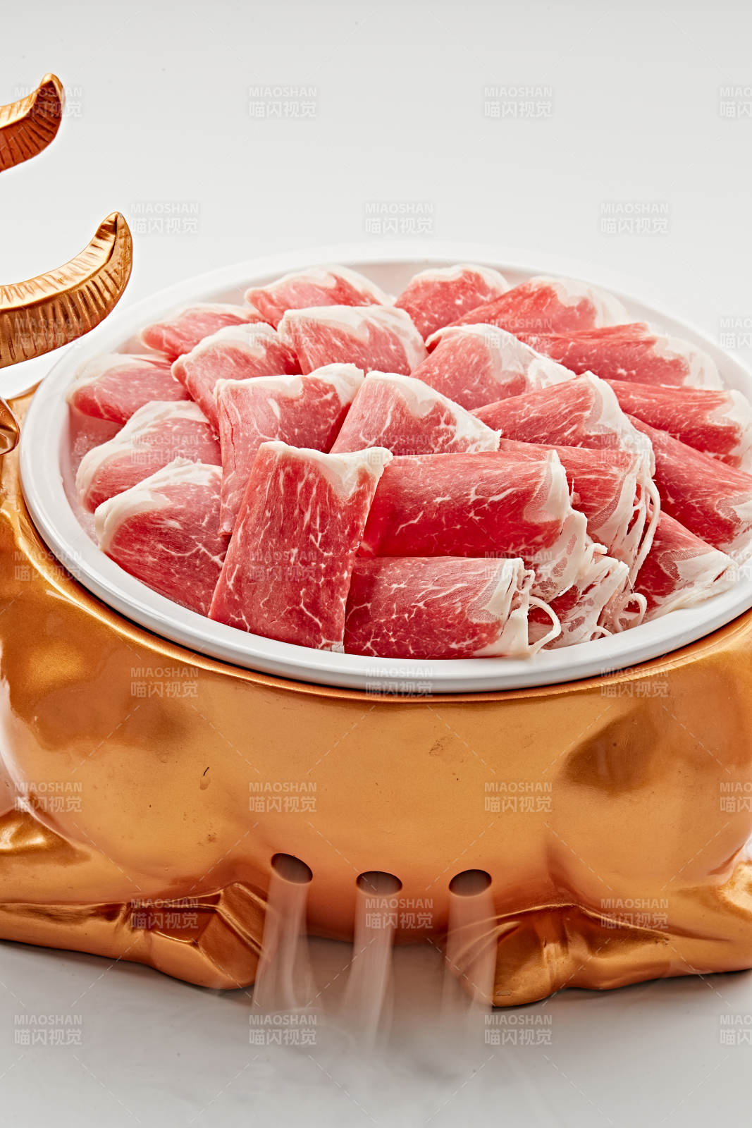 白色瓷盘装的的顶级肥牛切片