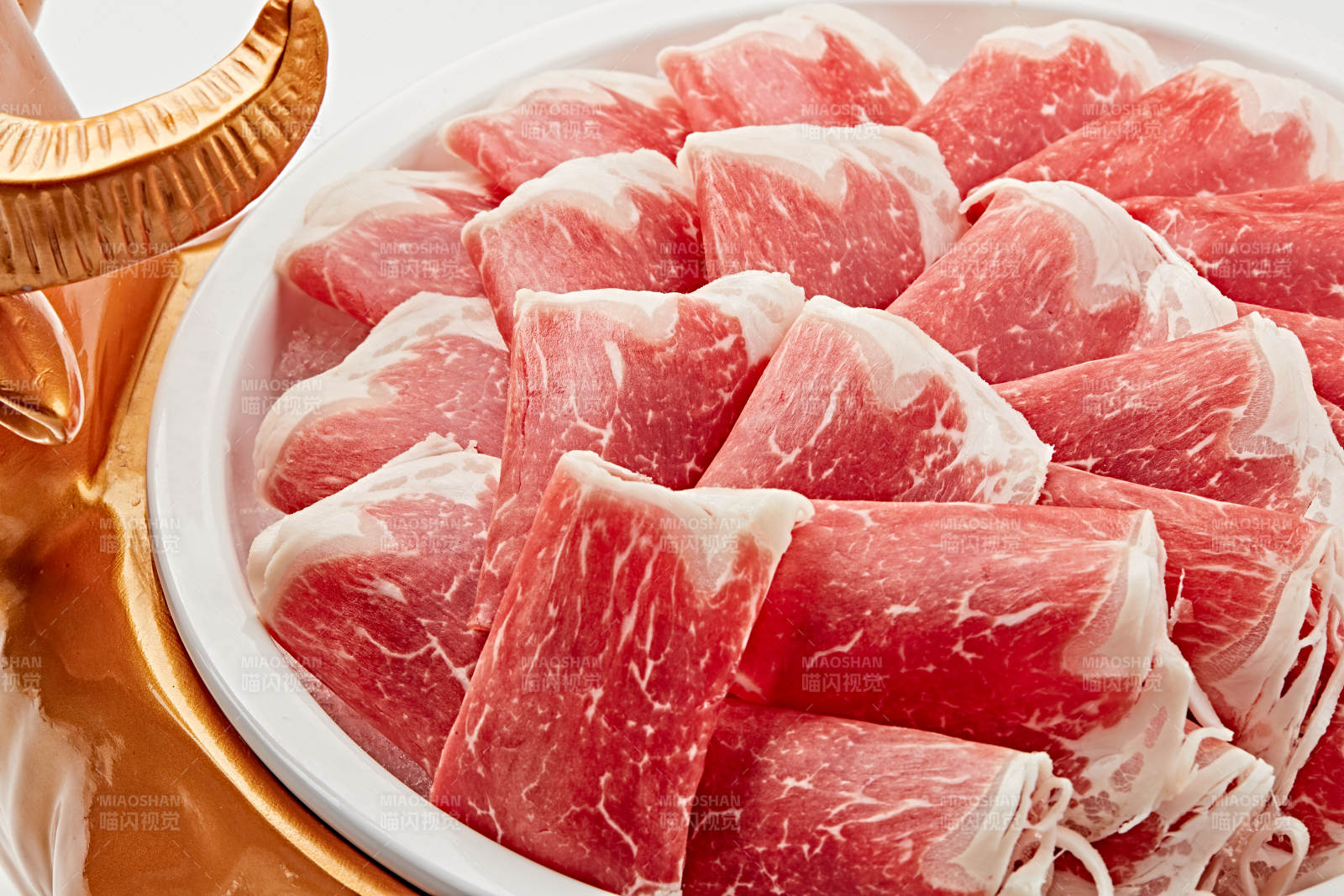 白色瓷盘装的的顶级肥牛切片