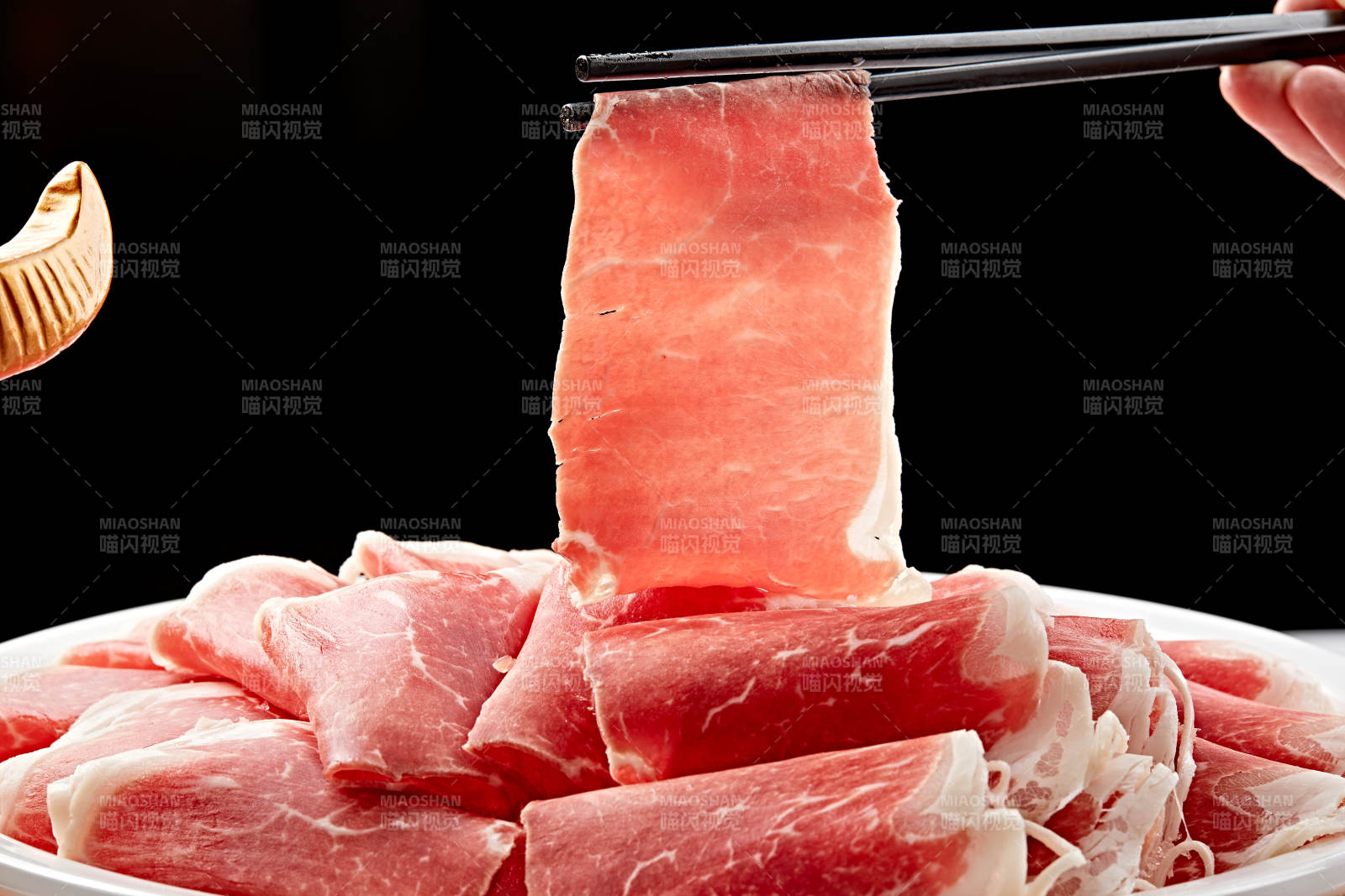 白色瓷盘装的的顶级肥牛切片