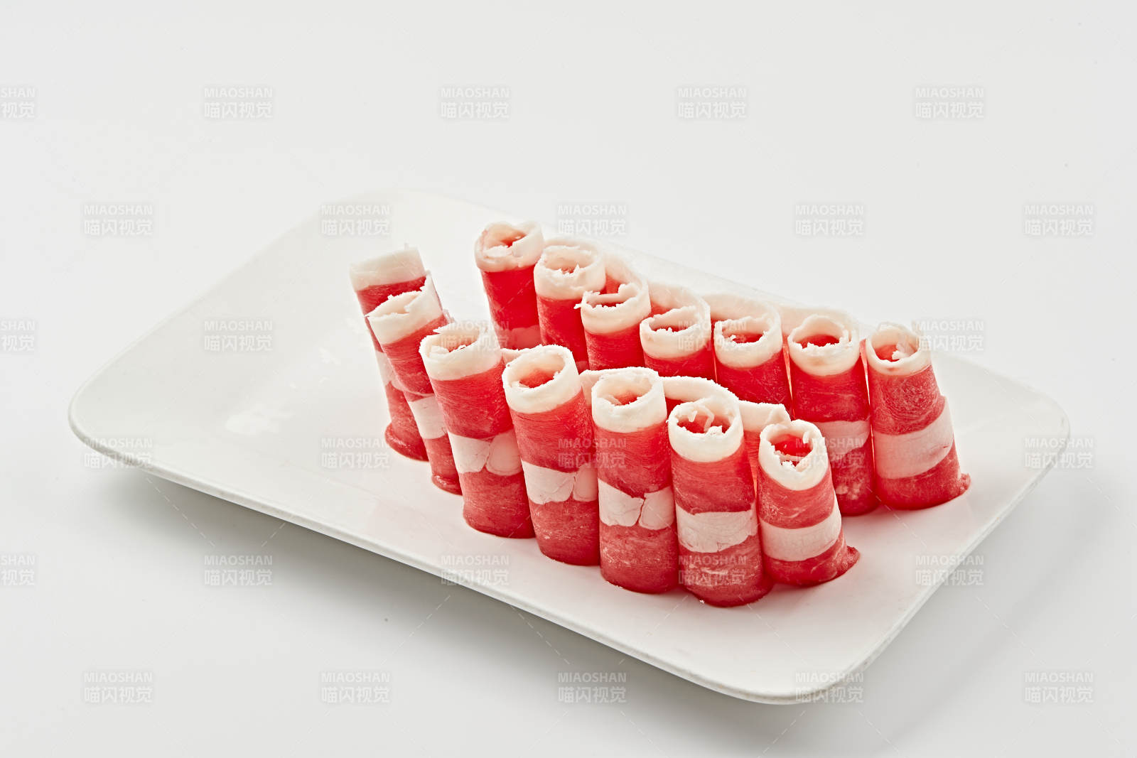 白色瓷盘装的的顶级肥牛切片