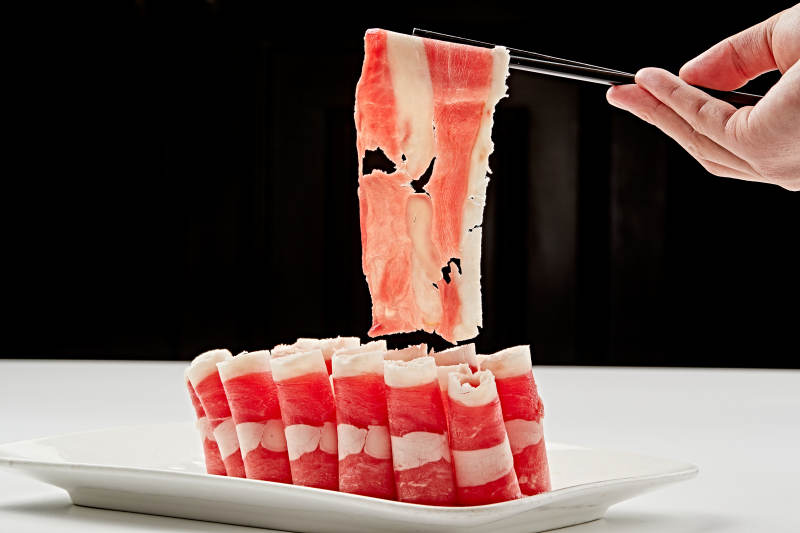 白色瓷盘装新鲜草原羔羊肉切片