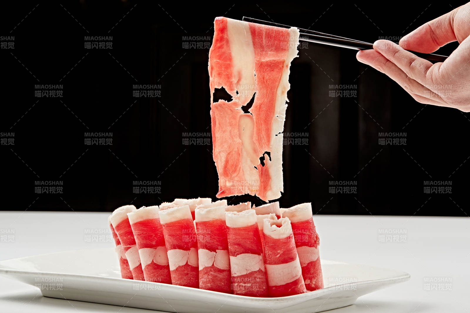 白色瓷盤裝新鮮草原羔羊肉切片