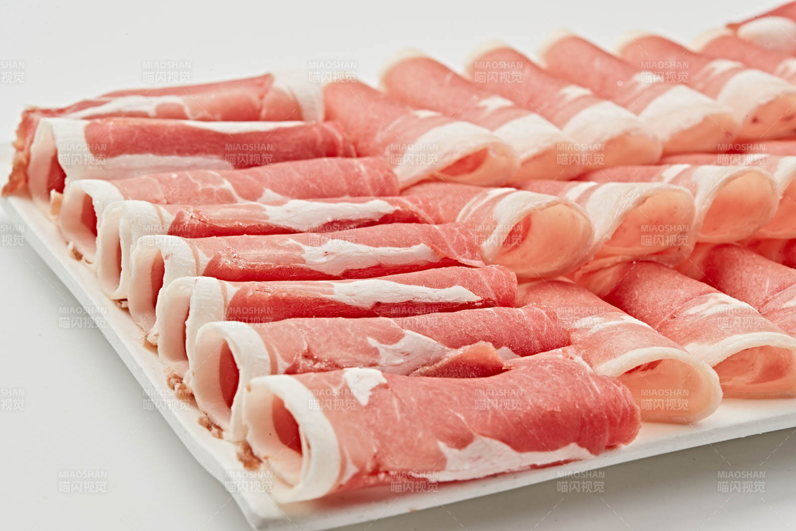 白色瓷盤裝新鮮草原羔羊肉切片