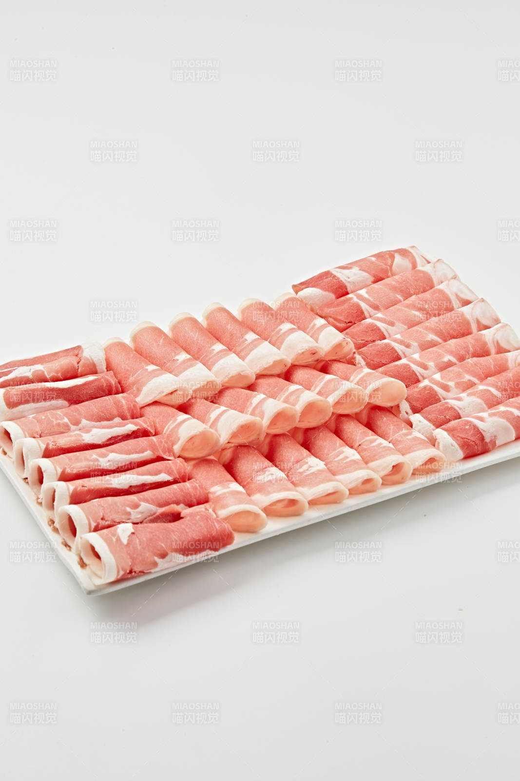 白色瓷盘装新鲜草原羔羊肉切片