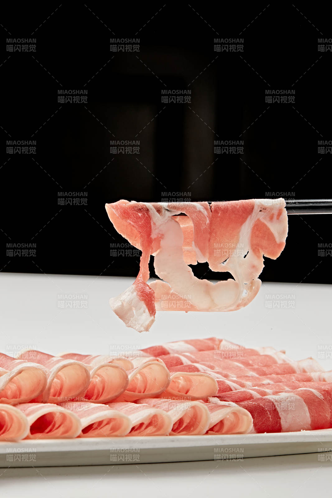 白色瓷盘装新鲜草原羔羊肉切片