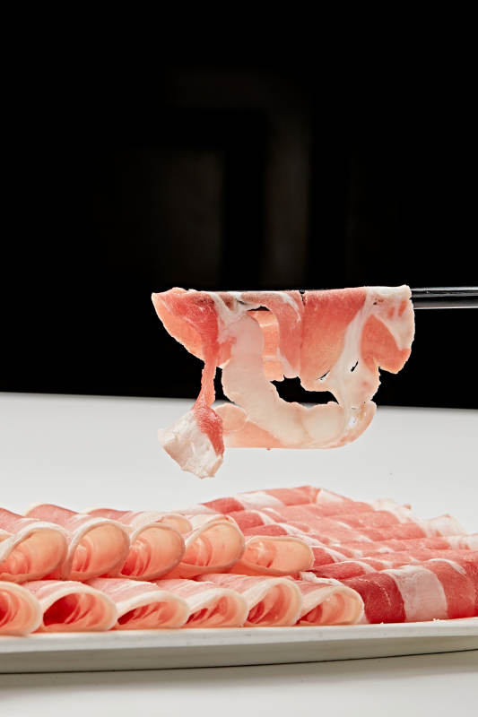 白色瓷盘装新鲜草原羔羊肉切片