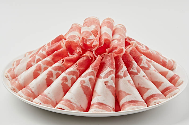 白色瓷盘装新鲜草原羔羊肉切片